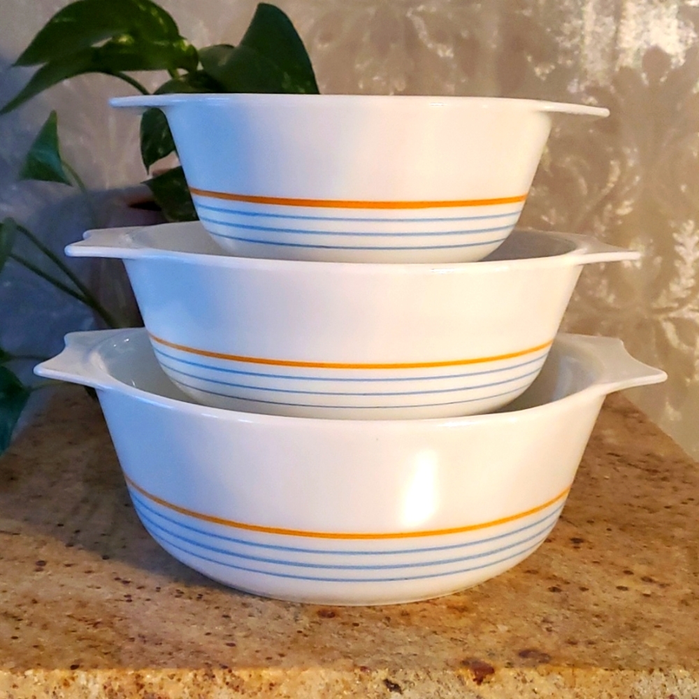Vintage Pyrex Zoom nesting mixing bowls